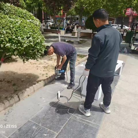 智能充电座椅亮相广场  让市民休闲更舒心
