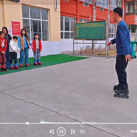 火炬中心学校东静庵北街小学举行亲子轮滑体验活动
