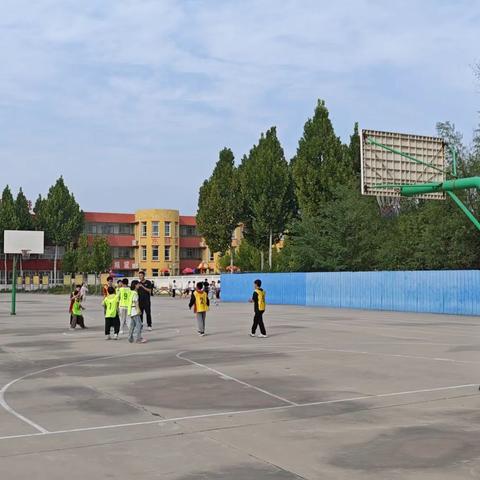 东静庵北街小学迎国庆篮球赛