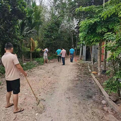 抱由镇多建村委会‘三月三’活动开展环境卫生大扫除