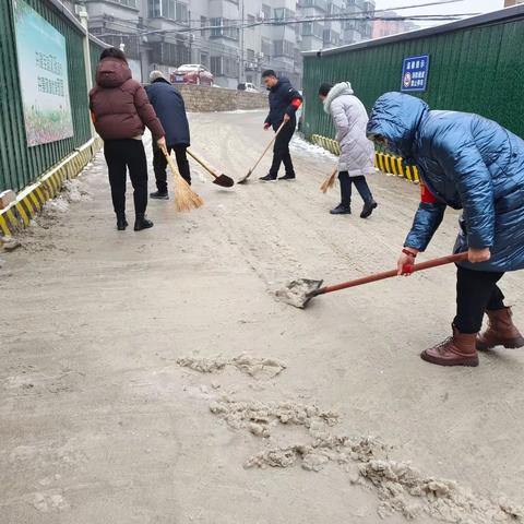 榆山街道翠屏社区：扫雪便民行，温情暖人心