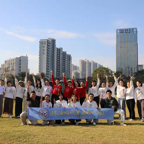 “草坪漫谈，伴娃成长”小班级组家庭相聚日活动