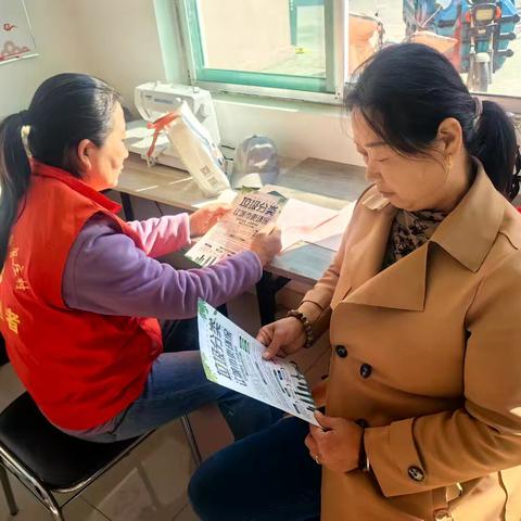 西李家村开展:“垃圾分类桶边引导”