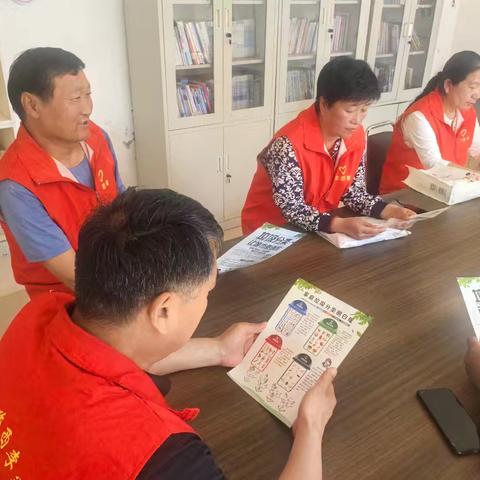 西李家村开展:“桶边精细引导，筑牢分类根基”