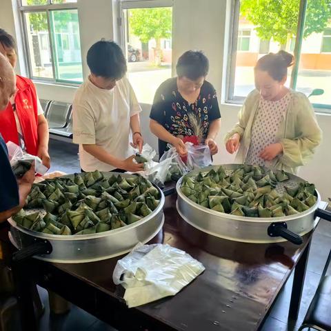 西李家村开展“端午送安康，分类进家门”活动