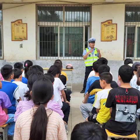 交规牢记心 安全伴我行——大鹿小学交通安全报告会