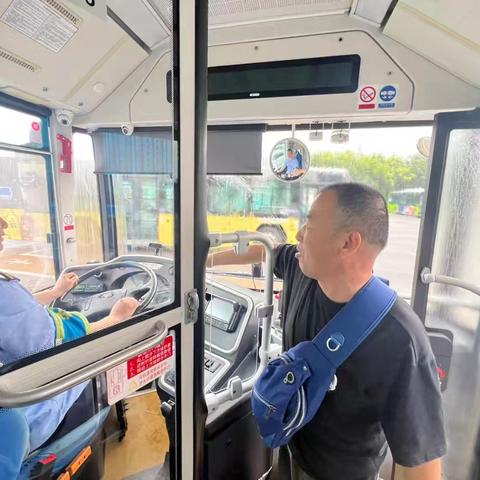 客五分公司第八车队开展重点时期反恐演练