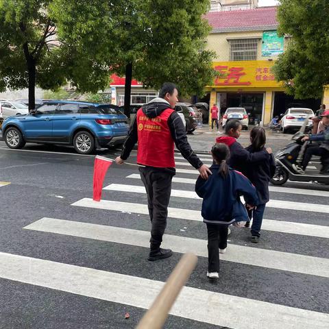 家校携手用爱护航🌺严家岗小学1804班家长积极参与爱心护学岗