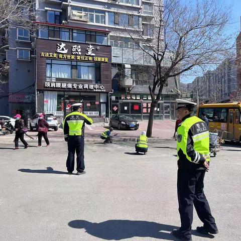 创城进行时｜溪湖交警助力“创城” 施划交通标线为城区交通安全添保障