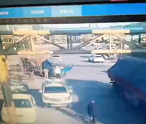 货车突遇故障抛锚铁道口，溪湖交警紧急推车避险
