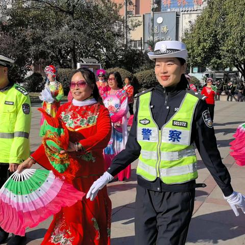 溪湖交警：开展“九九重阳节 交警送安全”交通安全主题宣传活动
