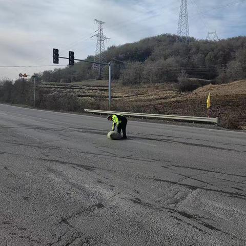 溪湖交警及时清理路面散落物 确保道路安全畅通