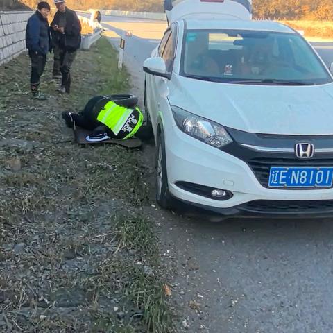 我为群众办实事丨溪湖交警帮忙换轮胎 排忧解难暖人心