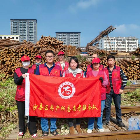 【莲花社区新时代文明实践站】志愿除草不停歇，铁路环境焕新颜