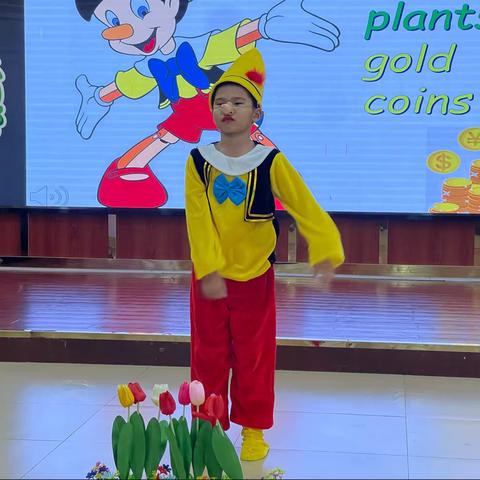 三年级英语情景剧表演“Pinocchio plants gold coins”