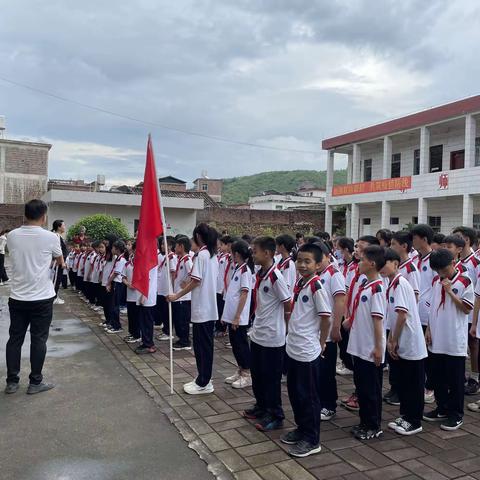 “喜迎二十大•争做好队员”——溪南小学少先队“一星章”颁奖仪式、一年级入队仪式及“六一游园会”活动