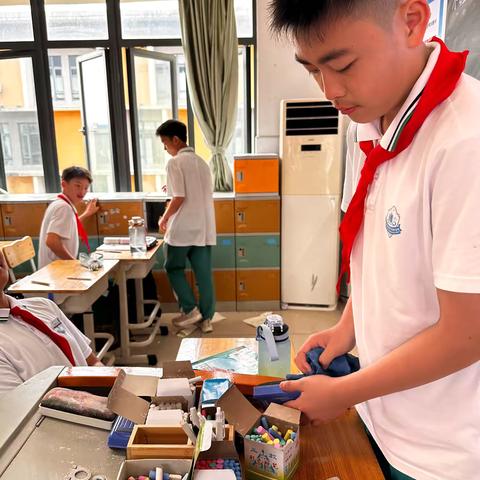 【三月春风拂校园，雷锋精神记心间】——海南华侨中学美丽沙分校初二七班学雷锋主题活动纪实