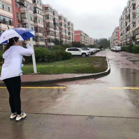 【东湖街道东湖四社区】严密防汛、风雨中坚守 ——网格员 筑牢防汛“安全墙”！