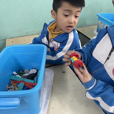城内一年级机器人社团3.20搭建小汽车
