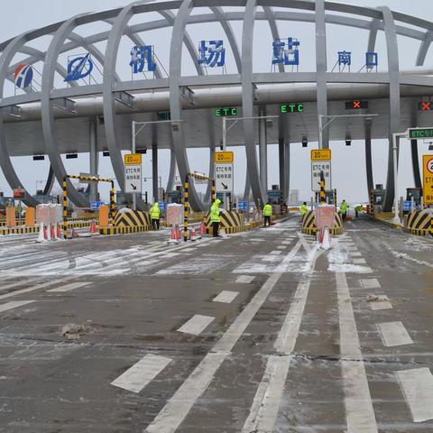 大雪封道服务暖心，机场收费站南口为滞留司乘送爱心午餐