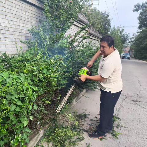 秦陵街道开展迎“”双节”环境卫生集中整治活动