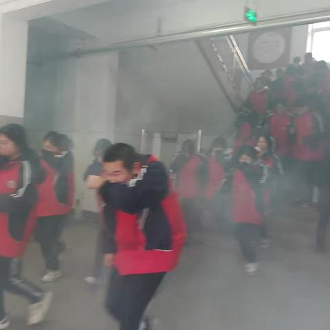 张家口市实验中学（原沙岭子中学） 组织开展消防逃生疏散演练活动