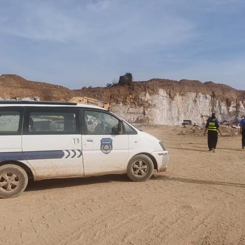 严格落实土地维权 切实保护国有土地--土地管理中心联合江南区城管局执法队现场维权