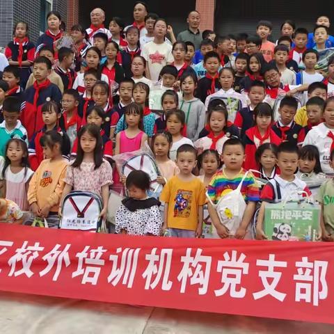 名山区校外培训机构党支部走进车岭镇悔沟村