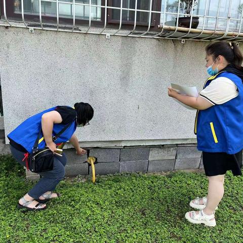 【东湖街道东湖四社区】烈日炎炎排隐患，网格员巡查天然气管道阀门遮挡安全问题