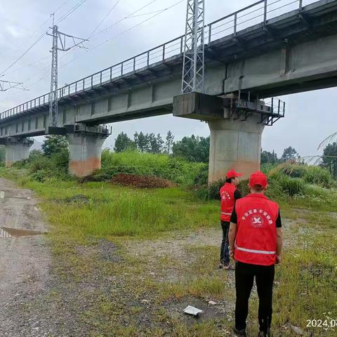 上高县多措并举抓实汛期护路工作