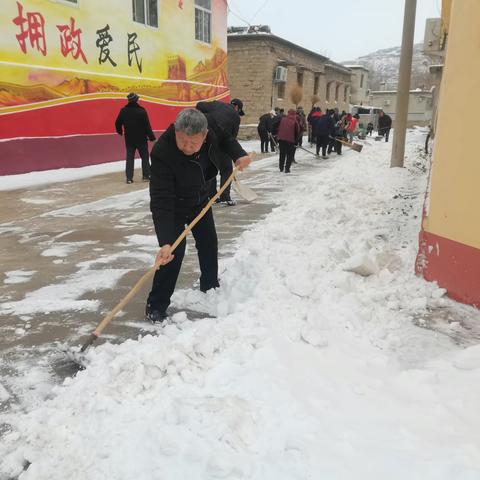 宋庄村开展“清雪除冰在行动”暖人心活动