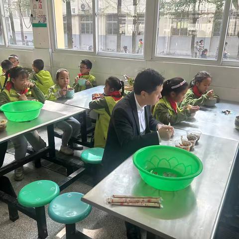 “食”刻相伴，“味”爱陪餐——教育局领导到熊口小学陪餐纪实