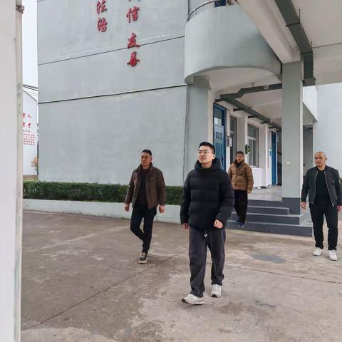 以检促优，护航开学 ——教育局检查屯桥中学开学工作