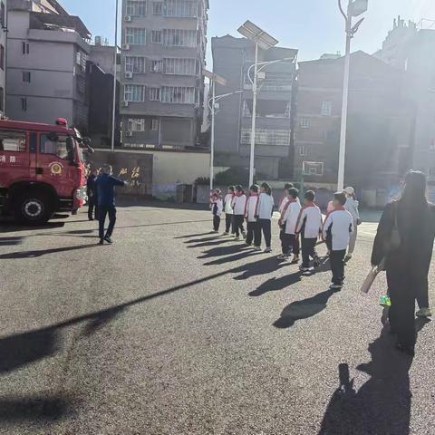 溪北洋第一小学五（10）班“走进消防，护我平安”雏鹰假日活动。