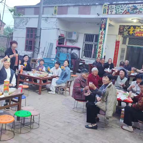 院子里的团圆饭