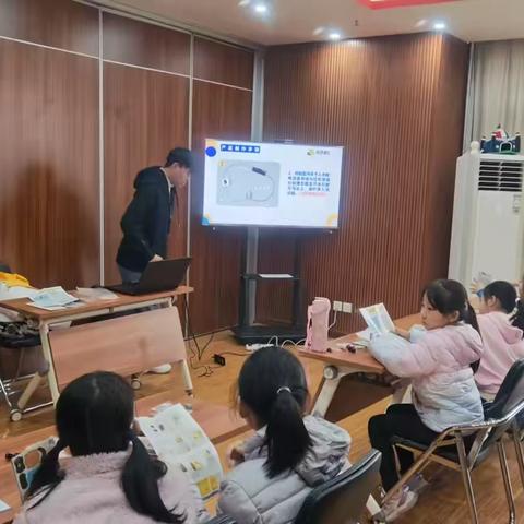 百花公园社区携手山大实验室 亲子共制“汪星人”点燃科技热情