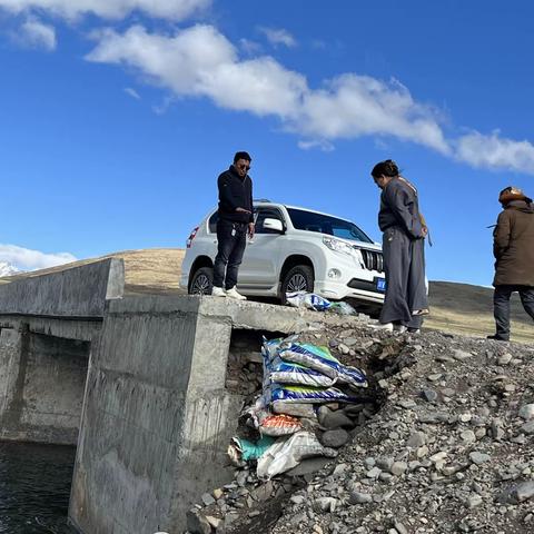 消除道路交通安全隐患，护航牛场搬迁