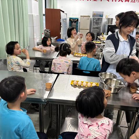 甜蜜共融·焙感温暖 ‍——记爱心学院与我校烘焙社携手共度的美好时光