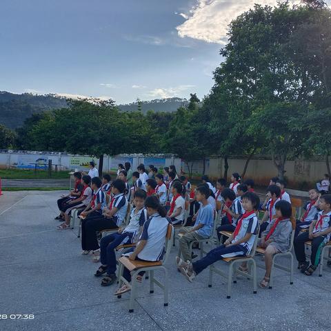 珍爱生命•预防溺水—六云小学防溺水学生家长会暨宣誓仪式