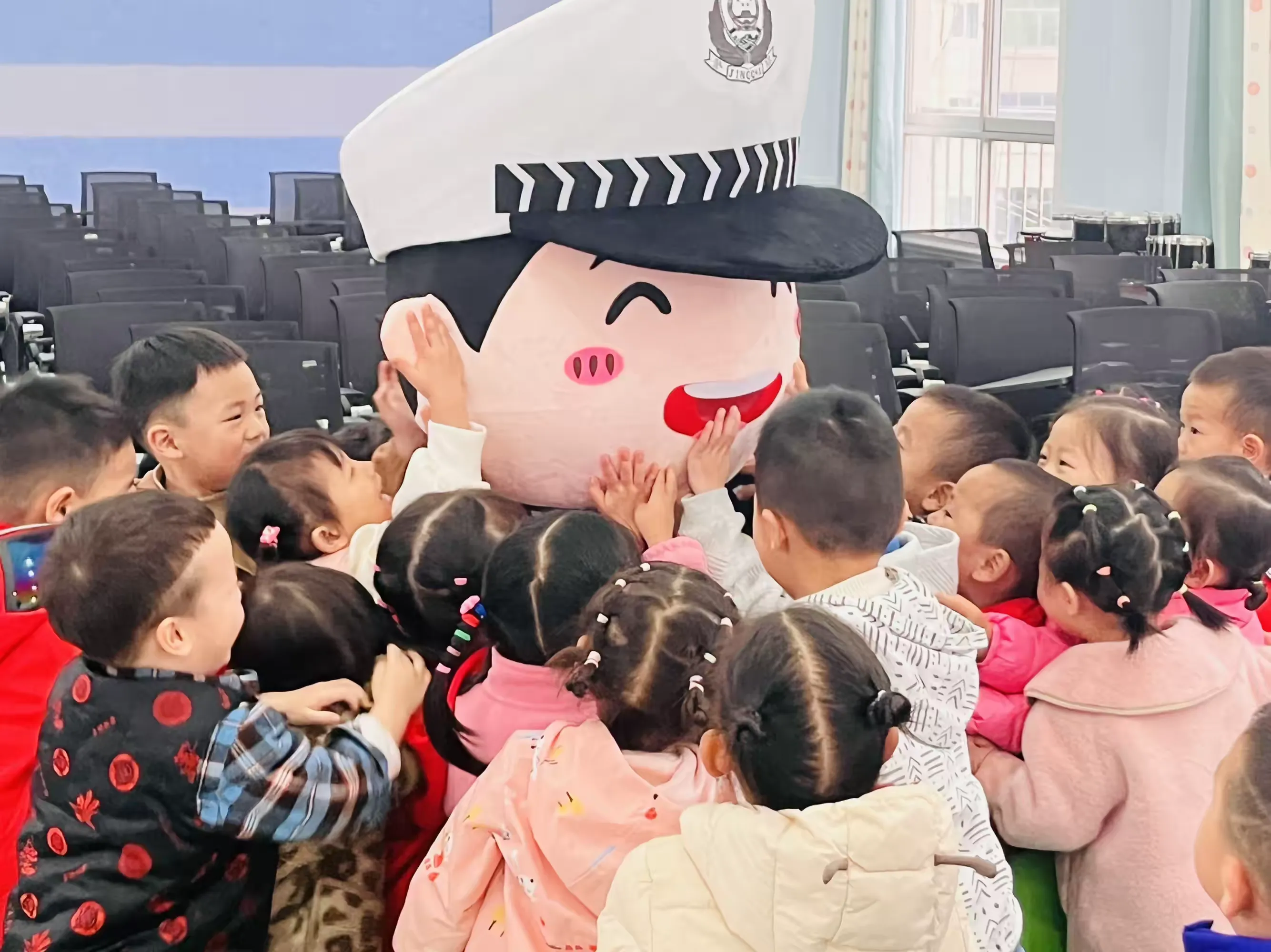 简篇-“幼”见交警 平安“童”行
——旬阳市第二幼儿园小四班家长进课堂