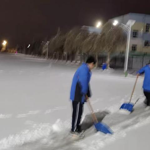 冬日里的党旗飘扬   风雪中的温情守护