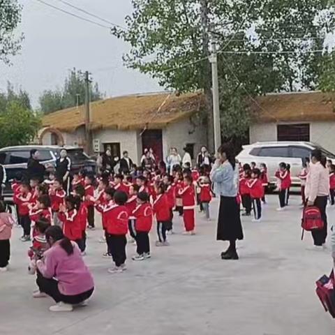 “童”享自然，“幼”趣拾秋＿＿ 荆紫关镇中心幼儿园秋游行