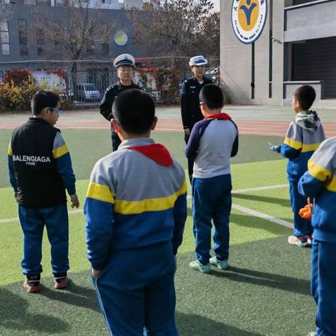 平城区一校“法制副校长进校园宣讲交通安全知识”活动