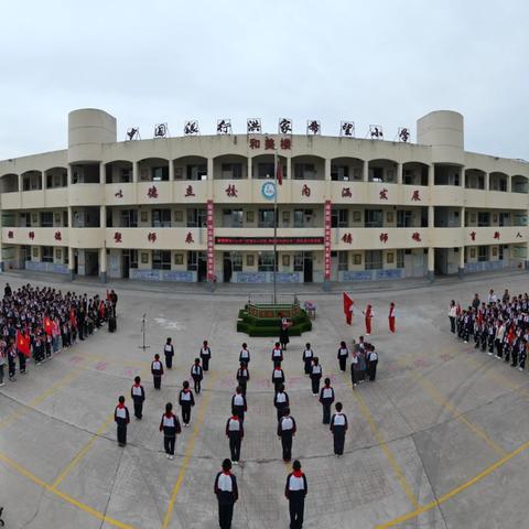 “红领巾心向党 争做时代好少年”——洪家镇中心小学开展建队日活动