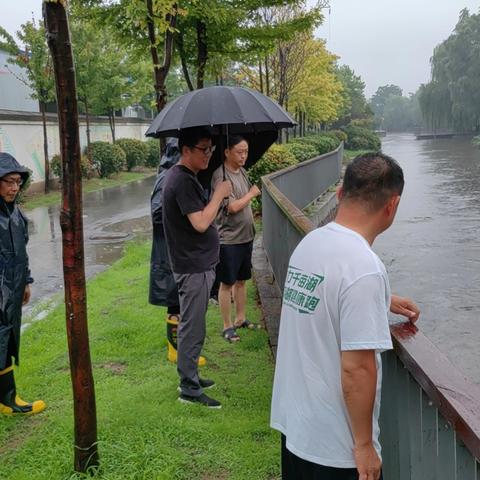 关键时刻冲上前  风雨之中显本色 ——城关街道党员干部投身防汛抢险救灾一线