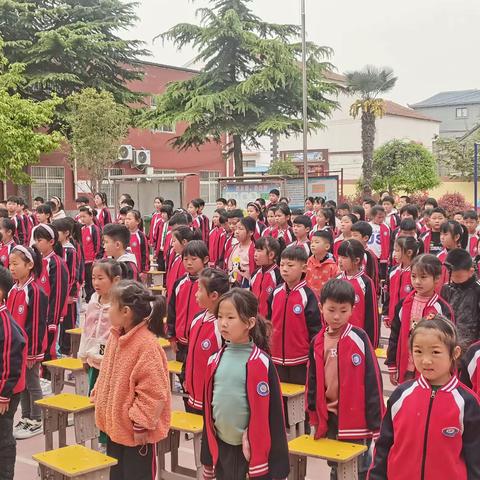 观看爱国主义影片，弘扬爱国主义精神——张三寨镇草坡小学“爱国主义电影进校园”活动