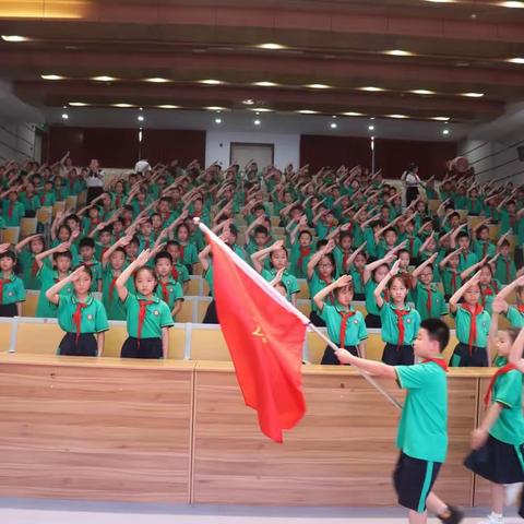 学习贯彻二十大精神，推进学校高质量发展—芦溪镇中心学校三年级举行英模中队授旗仪式