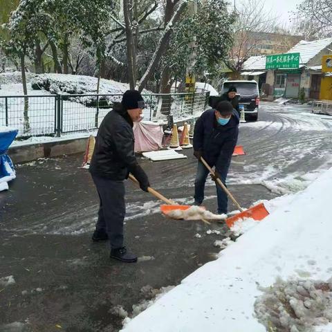 营市街街道退役士兵公益岗参与铲雪除冰行动