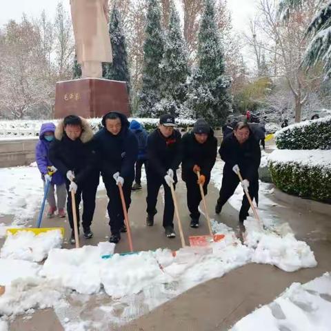 积极应对雨雪天气  凝心聚力清雪除冰