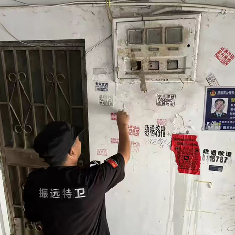 【巩固提升 和谐堤口】堤口路街道持续开展城市管理进社区清理社区小广告行动